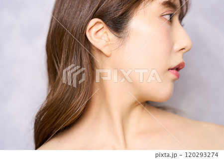 若い日本人女性のファッションポートレート　 120293274