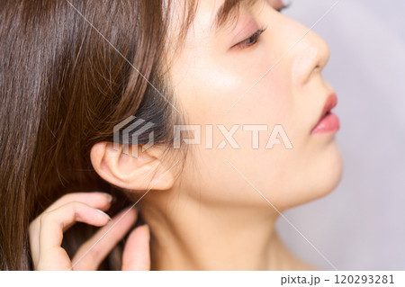 若い日本人女性のファッションポートレート　耳　ほお 120293281