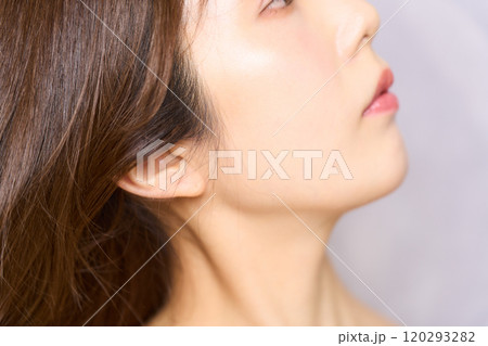 若い日本人女性のファッションポートレート　首筋　耳　ほお 120293282