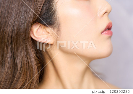 若い日本人女性のファッションポートレート 首筋 耳 ほお 若い日本人女性のファッションポートレート 首筋 耳 ほお 120293286