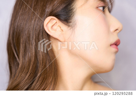 若い日本人女性のファッションポートレート　首筋　耳　ほお 120293288