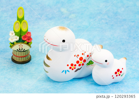 写真素材:令和7年･2025年の干支は巳(み)(蛇)巳年の年賀状素材（和､和紙､千代紙､お正月小物等 120293365