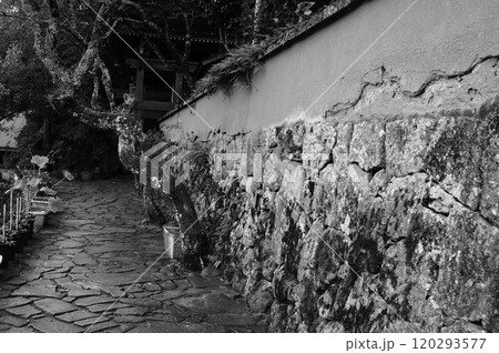 歴史の古い寺の石垣と土塀モノクロ 歴史の古い寺の石垣と土塀モノクロ 120293577