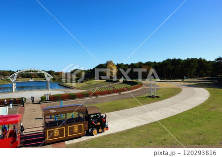 公園にある乗り物 公園にある乗り物 120293816