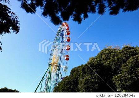 遊園地の大観覧車と青い空 遊園地の大観覧車と青い空 120294048