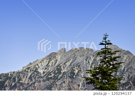 新穂高ロープウェイ西穂高口駅の屋上展望台より槍ヶ岳方面を望む 120294137