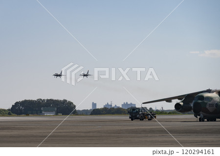 離陸する航空自衛隊T4練習機 120294161