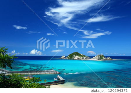 真夏の沖縄　渡嘉敷島の風景 120294371