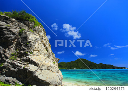 真夏の沖縄　渡嘉敷島の風景 120294373