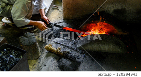 伝統的な日本刀を刀鍛冶が手作り生産する様子 120294943