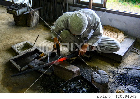 伝統的な日本刀を刀鍛冶が手作り生産する様子 120294945