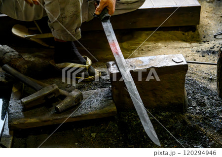 伝統的な日本刀を刀鍛冶が手作り生産する様子 伝統的な日本刀を刀鍛冶が手作り生産する様子 120294946