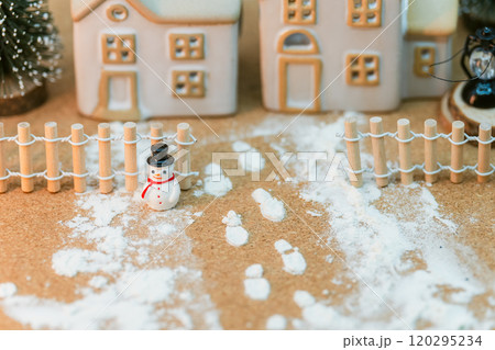 雪だるまと冬のミニチュア村 - 足跡が残る温かいシーン 雪だるまと冬のミニチュア村 - 足跡が残る温かいシーン 120295234