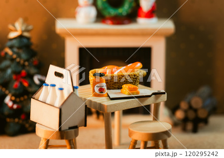 暖炉とクリスマスのミニチュアシーン - テーブルの上の食卓アイテム 暖炉とクリスマスのミニチュアシーン - テーブルの上の食卓アイテム 120295242