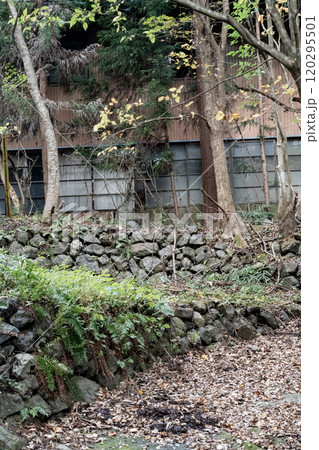 山の中にある古い廃屋 120295501
