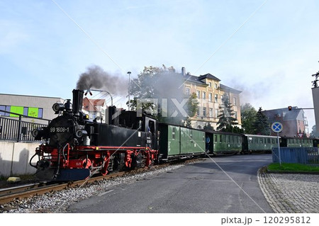 ドイツ ドレスデン近郊 レスニッツグルント鉄道のメイー式狭軌蒸気機関車 ドイツ ドレスデン近郊 レスニッツグルント鉄道のメイー式狭軌蒸気機関車 120295812