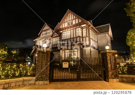 福岡県北九州市門司区　ライトアップされた旧門司三井倶楽部 120295876