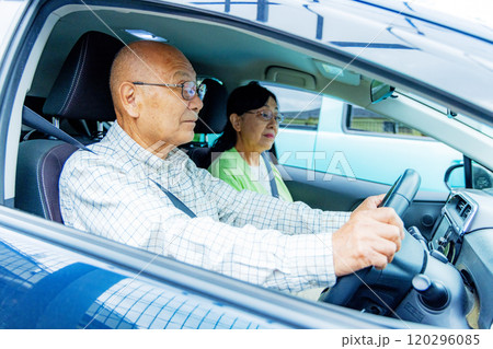 自動車の運転をする高齢者 120296085