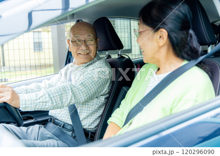自動車の運転をする高齢者 120296090