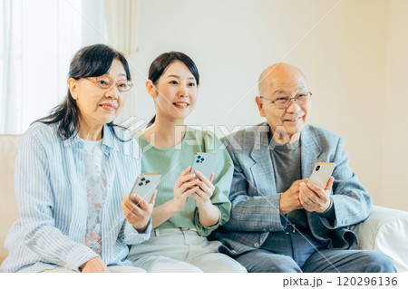 親子 スマホ 旅行 ファミリーイメージ 親子 スマホ 旅行 ファミリーイメージ 120296136