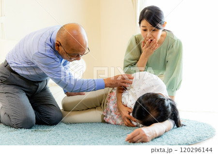 シニアが家で倒れている　家族が見つけて救急を呼ぶ 120296144