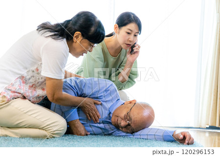 シニアが家で倒れている　家族が見つけて救急を呼ぶ 120296153