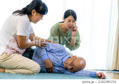 シニアが家で倒れている　家族が見つけて救急を呼ぶ 120296154