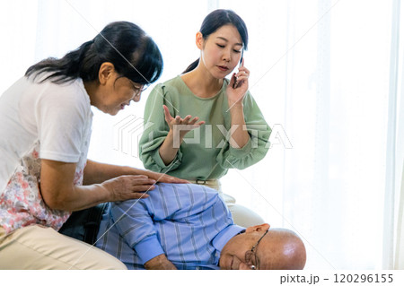 シニアが家で倒れている　家族が見つけて救急を呼ぶ 120296155