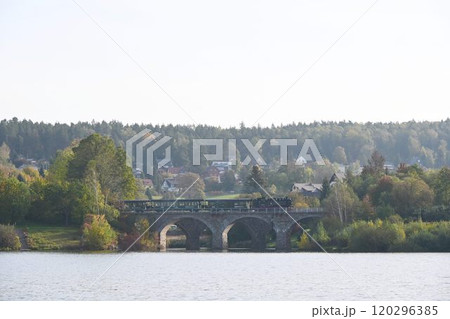 ドイツ ドレスデン近郊 ヴァイセリッツ渓谷鉄道の狭軌蒸気機関車 マルター駅 石造りアーチ橋を行く ドイツ ドレスデン近郊 ヴァイセリッツ渓谷鉄道の狭軌蒸気機関車 マルター駅 石造りアーチ橋を行く 120296385