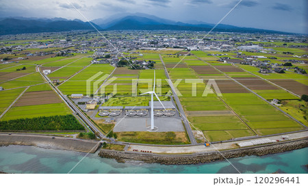 秋の富山県下新川海岸沿岸の離岸堤や護岸堤などの様子 秋の富山県下新川海岸沿岸の離岸堤や護岸堤などの様子 120296441