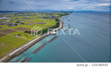 秋の富山県下新川海岸沿岸の離岸堤や護岸堤などの様子 120296442
