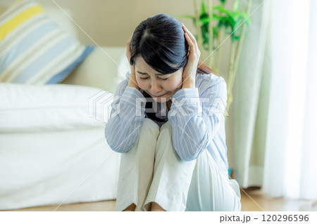 鬱　ミドル女性 120296596