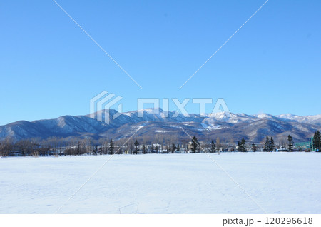 早朝快晴の青空に見える手稲山 早朝快晴の青空に見える手稲山 120296618