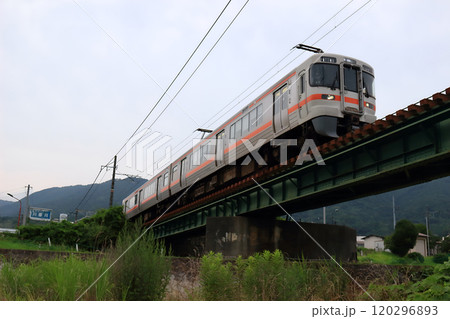 御殿場線が真上を通る川音川沿いの鉄道風景 120296893