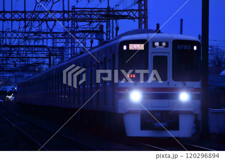 橋本行きの区間急行列車が通る京王線 120296894