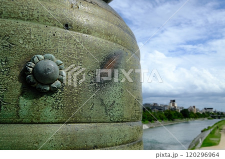 三条大橋の擬宝珠と刀傷 三条大橋の擬宝珠と刀傷 120296964