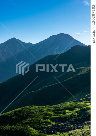 三俣蓮華岳の巻道分岐点から見る鷲羽岳とワリモ岳　北アルプス双六岳三俣蓮華岳登山 120297102