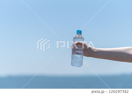 ペットボトルの水を持っている人 120297382