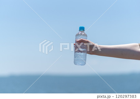 ペットボトルの水を持っている人 120297383