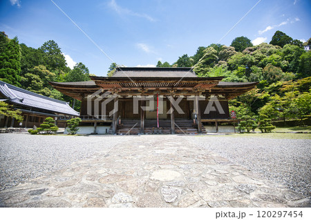 新緑の西明寺 120297454