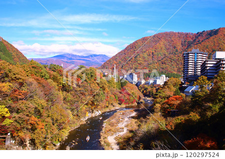 日光市　鬼怒川温泉　鬼怒川の紅葉とライン下り 120297524