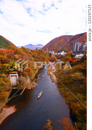 日光市　鬼怒川温泉　鬼怒川の紅葉とライン下り 120297525