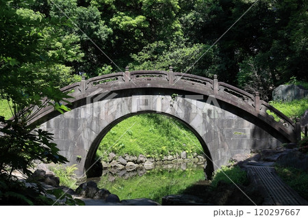 初夏の小石川後楽園（円月橋） 120297667