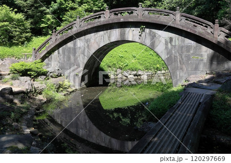 初夏の小石川後楽園（円月橋） 120297669
