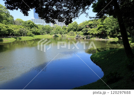 初夏の小石川後楽園（大泉水） 120297688