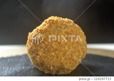 揚げたてメンチカツ 120297713