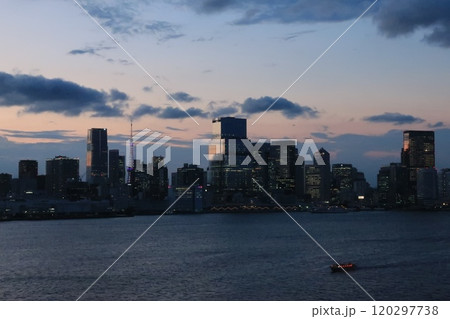 レインボーブリッジから見える東京湾とビル群　夕景・夜景 120297738