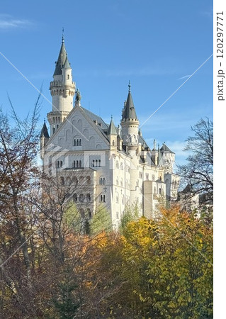 唯一無二の美しさを誇る世界屈指の名城　ノイシュヴァンシュタイン城 120297771