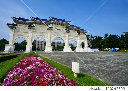 国立中正紀念堂・自由広場牌樓（台湾・台北市） 120297806