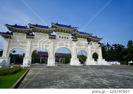 国立中正紀念堂・自由広場牌樓(台湾・台北市) 国立中正紀念堂・自由広場牌樓(台湾・台北市) 120297807